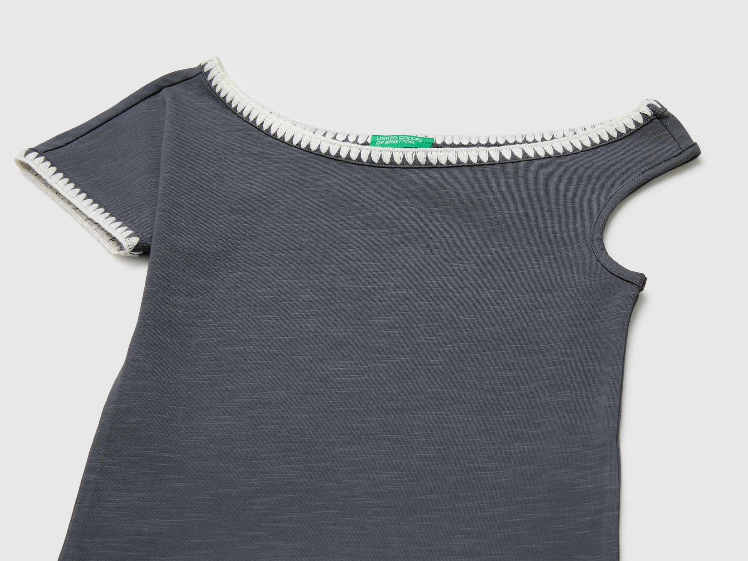 Asymmetrical top - ucb_image_DS1