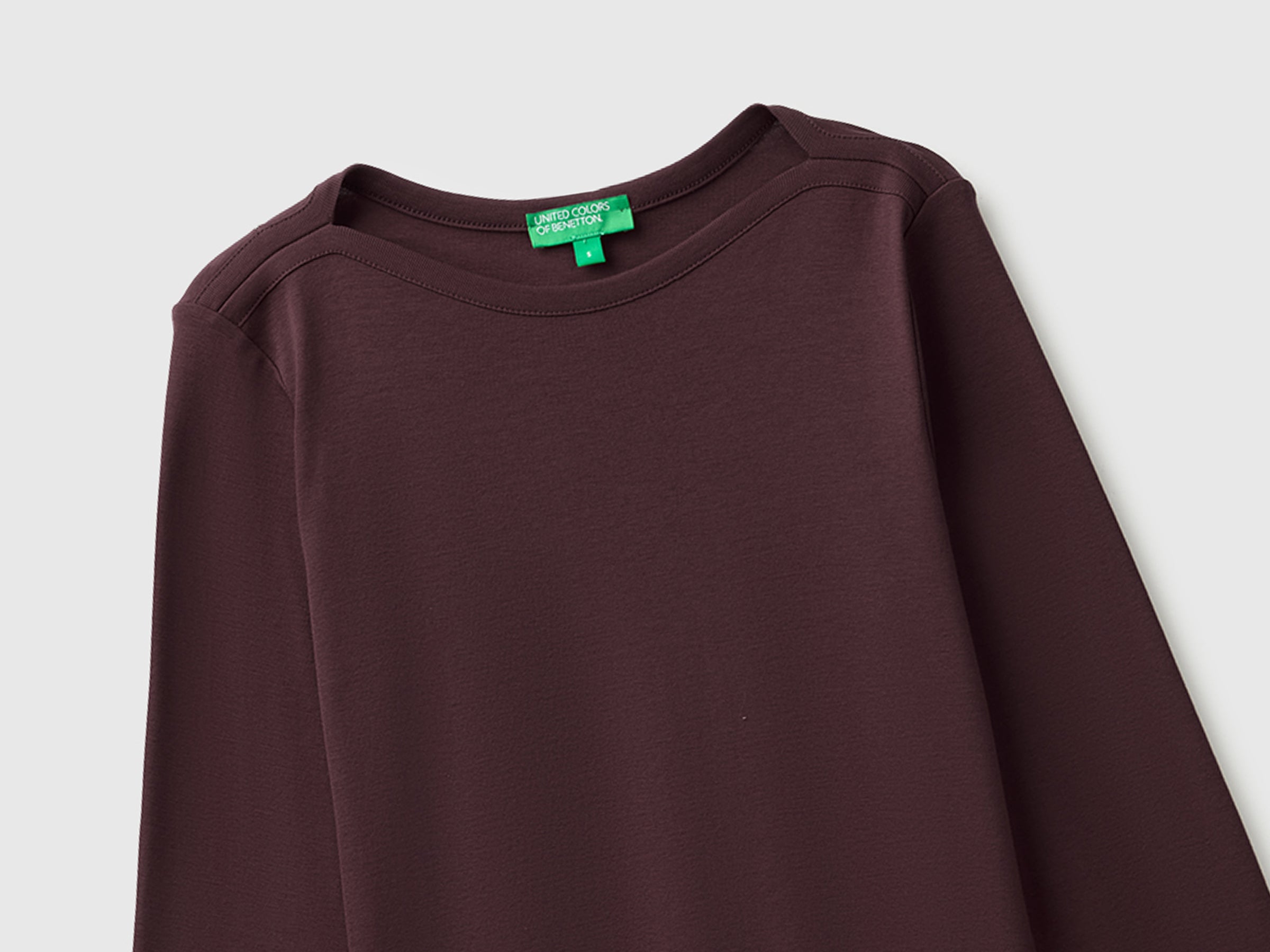 T-shirt slim fit com decote à barco - ucb_image_FY