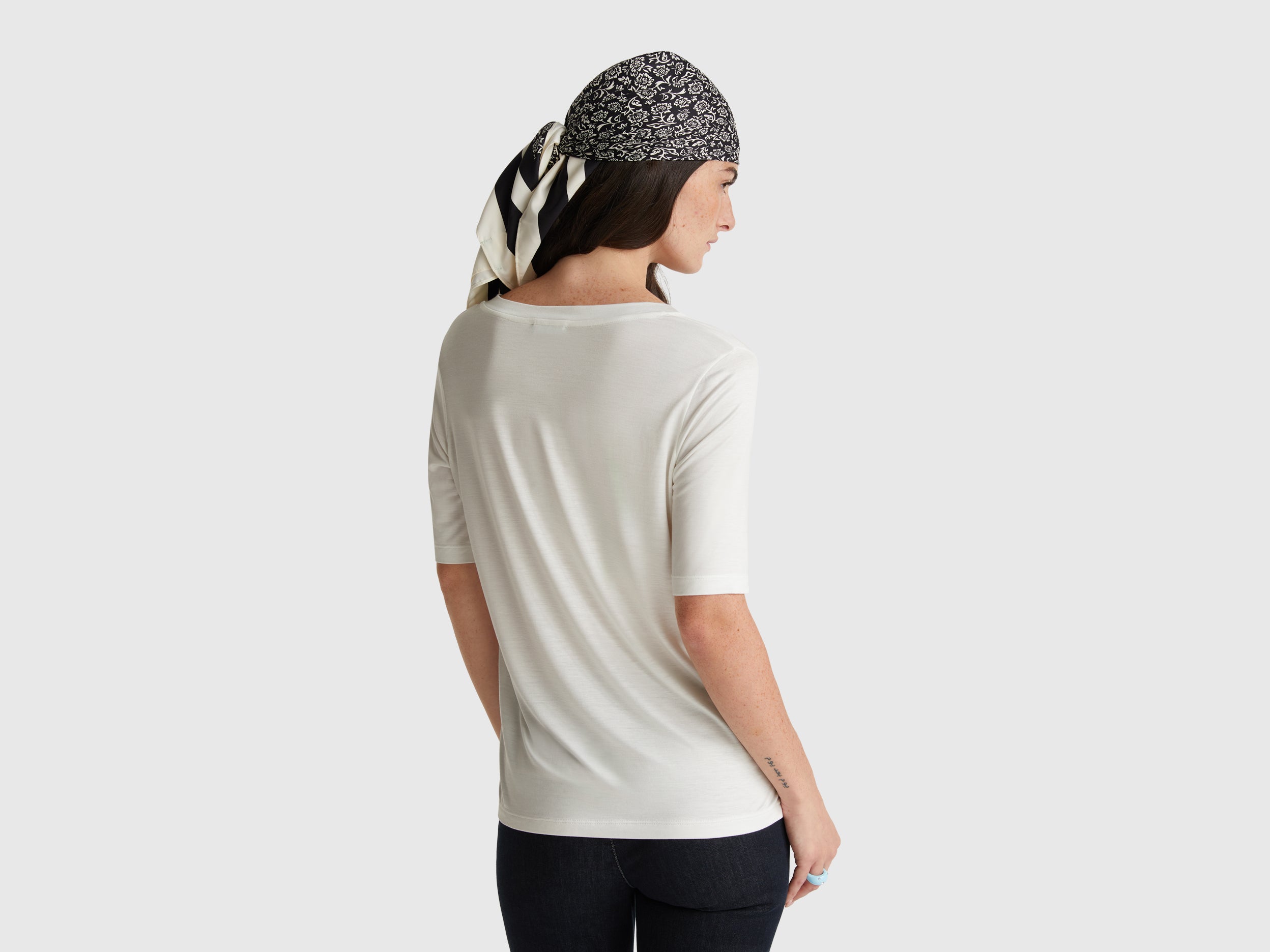 T-shirt decote em V em viscose stretch - ucb_image_B