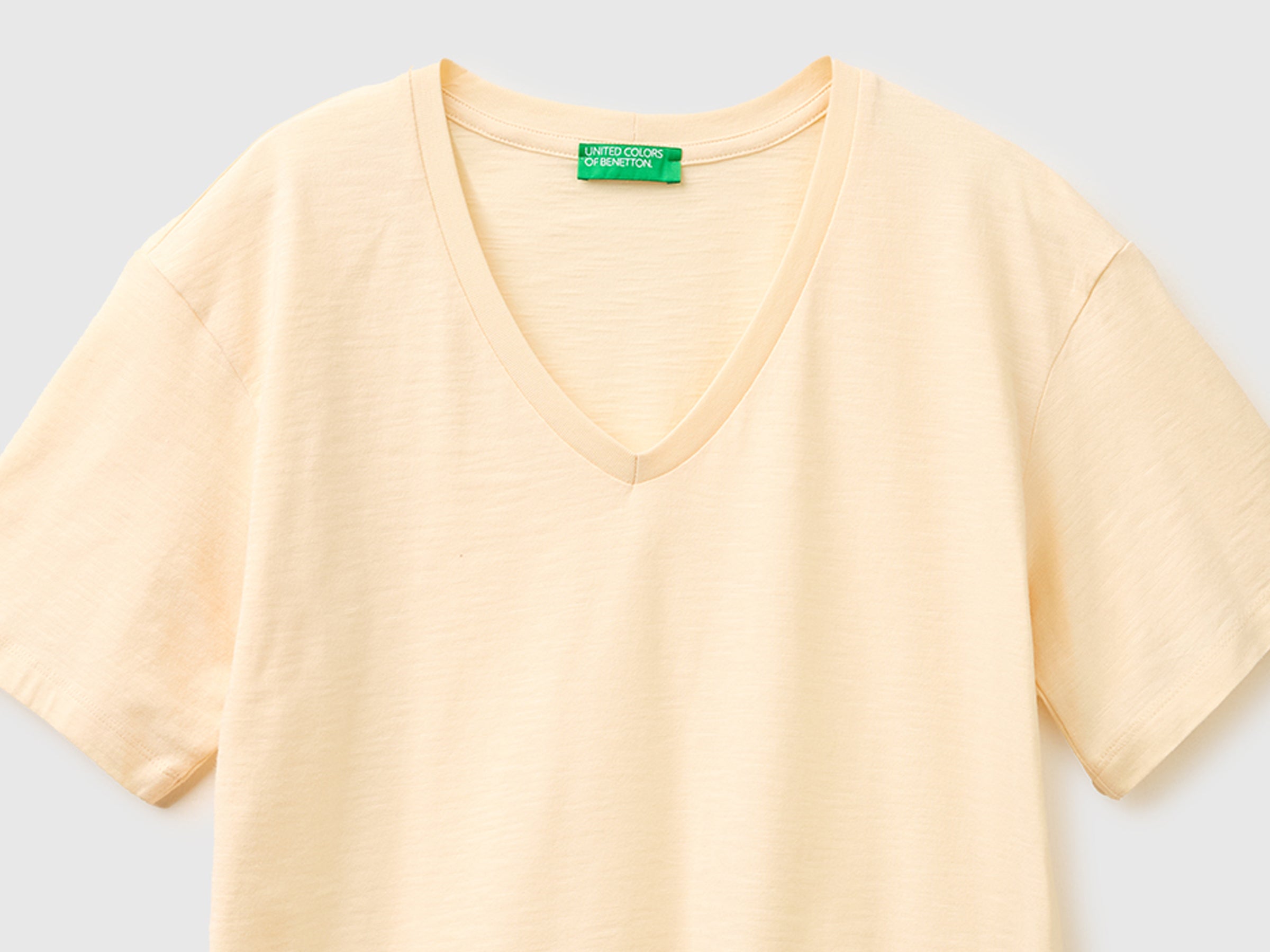 T-shirt decote em V em algodão leve - ucb_image_DS1