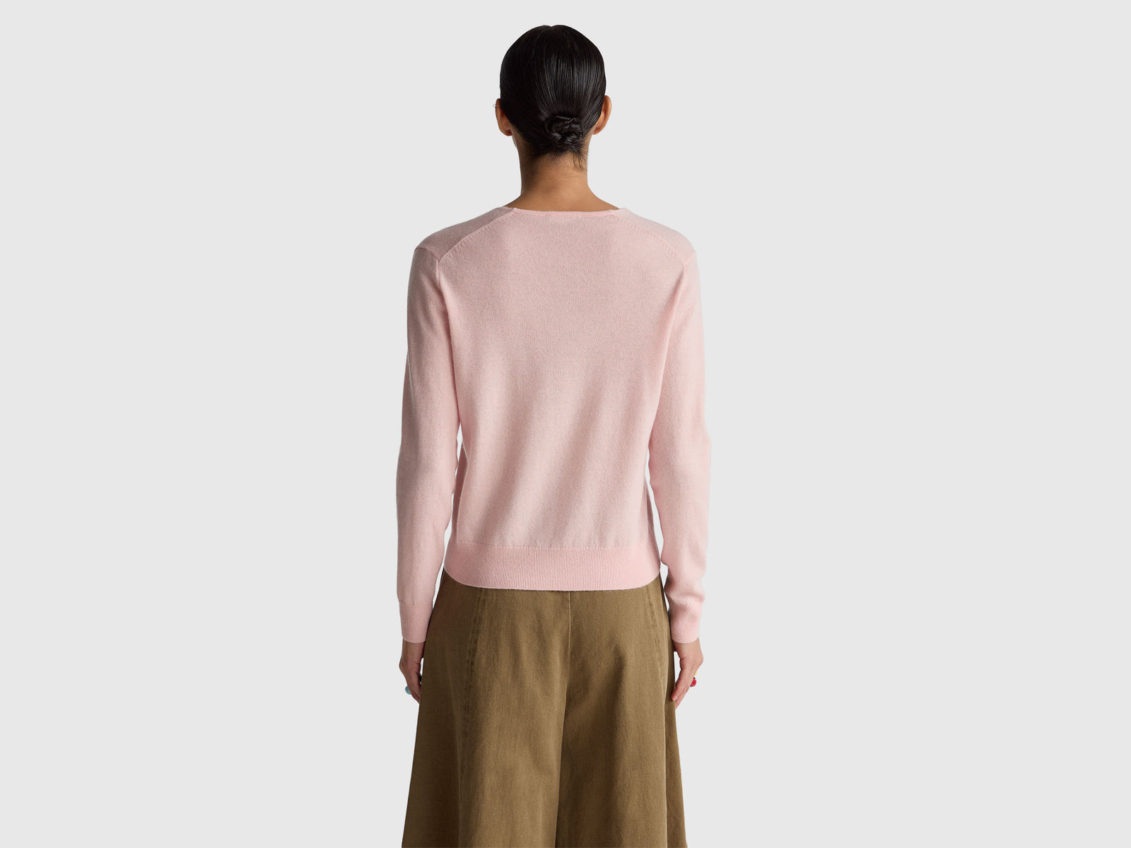 Camisola rosa pó com decote em V em pura lã Merino - ucb_image_B