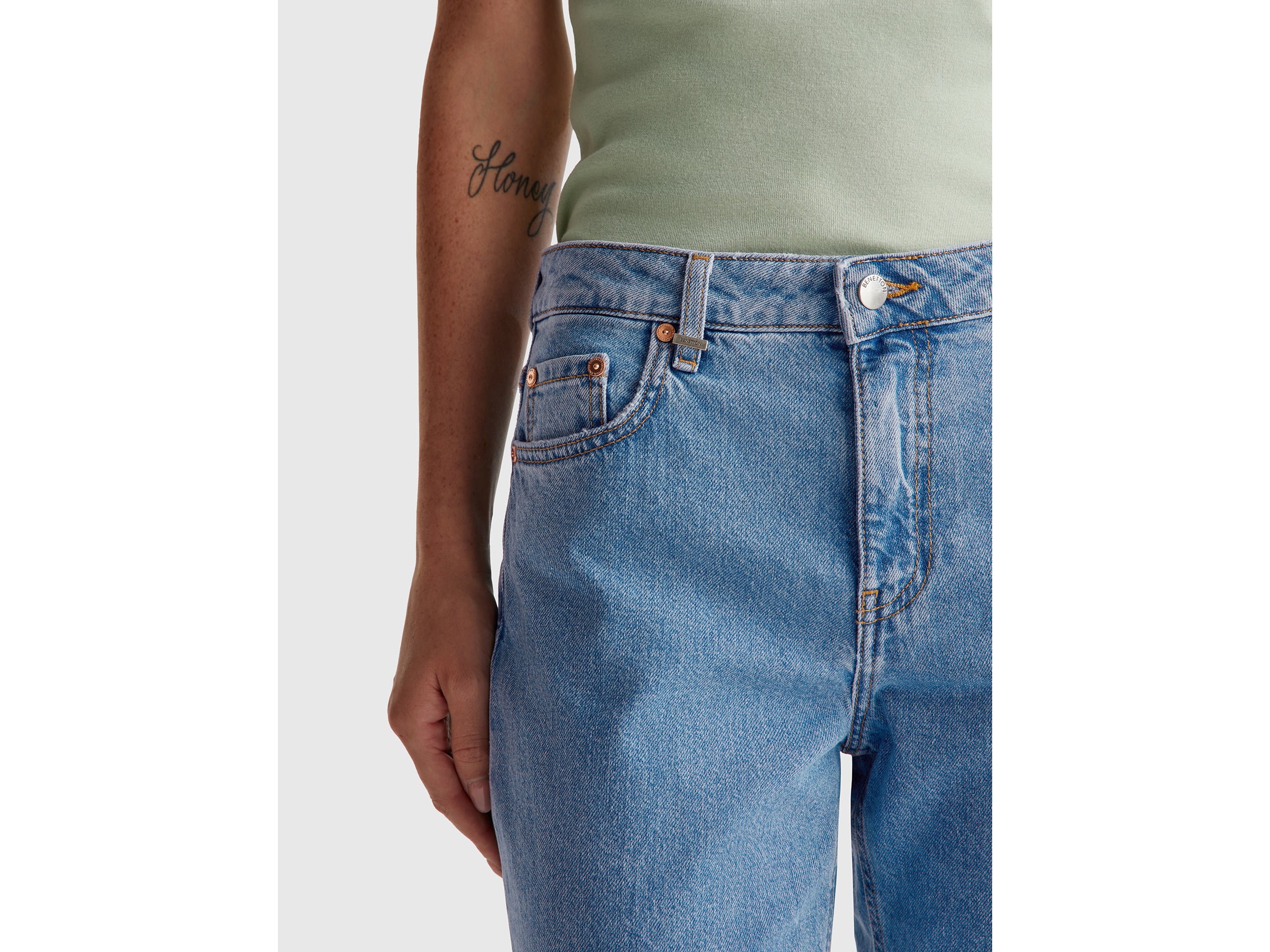 Jeans mom fit - ucb_image_FY