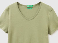 Slim fit t-shirt with V-neck - ucb_image_DS1