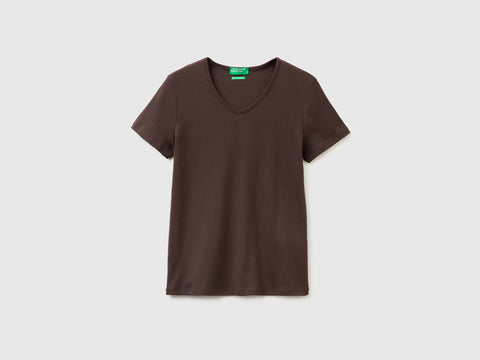 Slim fit t-shirt with V-neck - ucb_image_FS