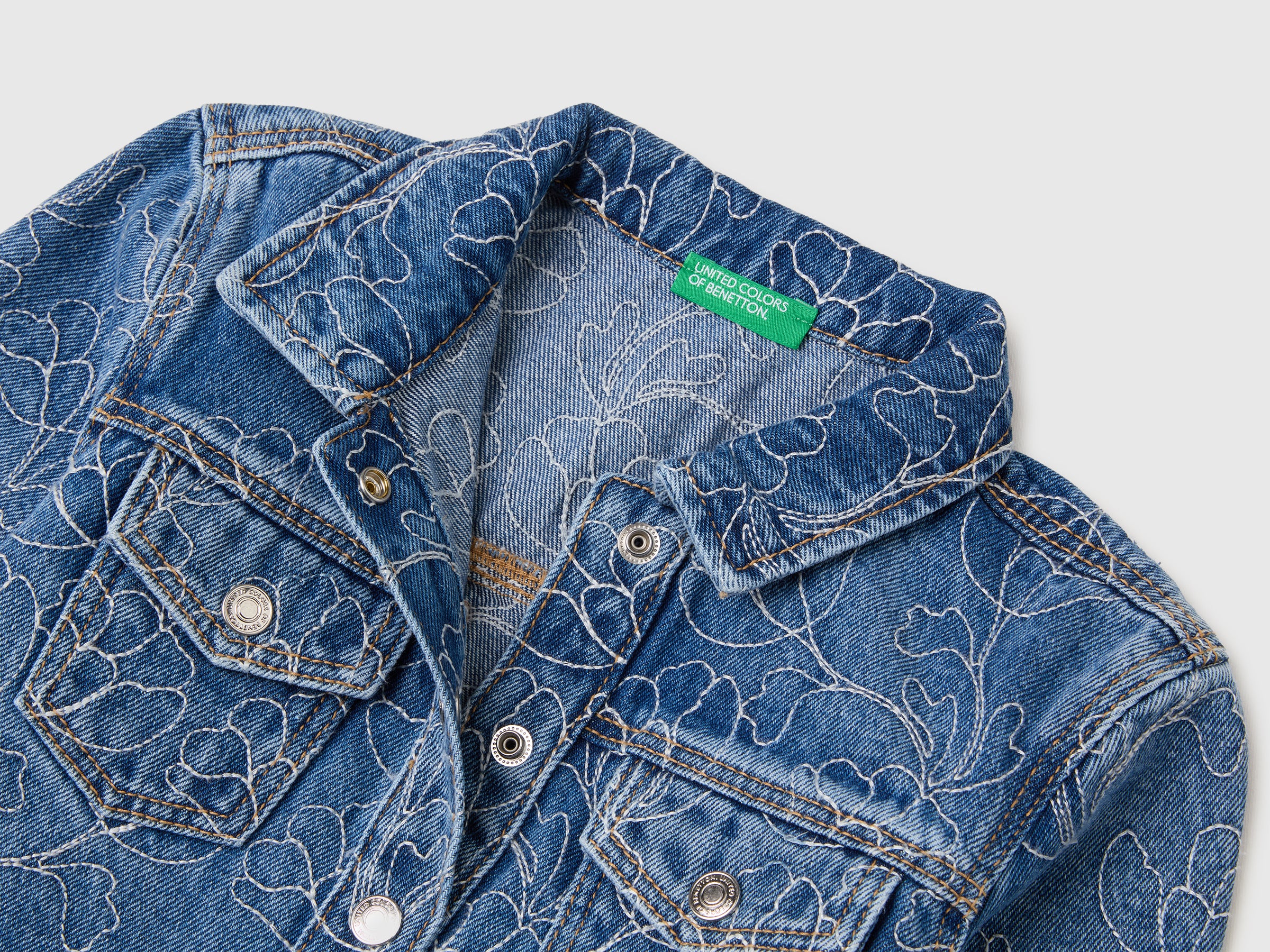 Blusão de jeans com bordados - ucb_image_DS1