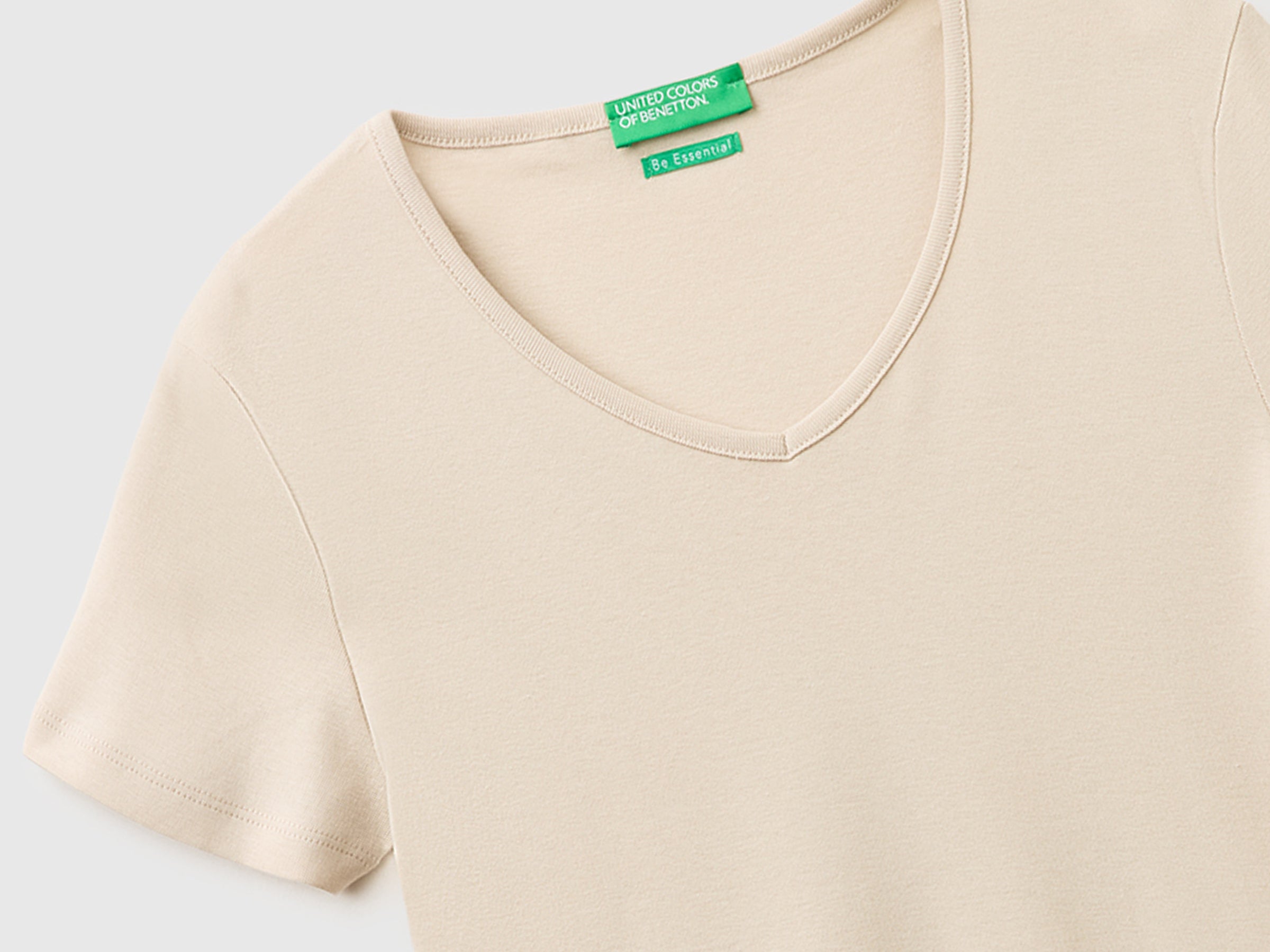 T-shirt slim fit com decote em V - ucb_image_DS1