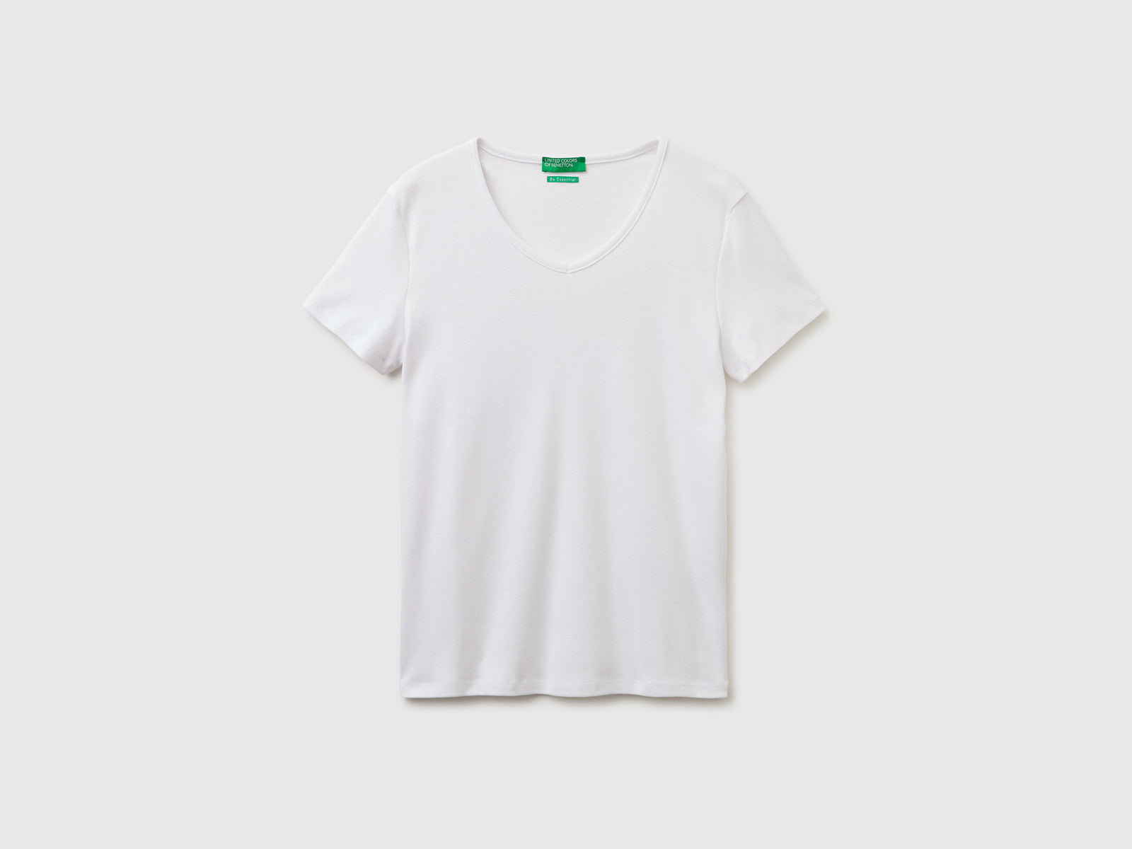 Slim fit t-shirt with V-neck - ucb_image_FS