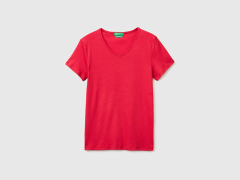 Slim fit t-shirt with V-neck - ucb_image_FS