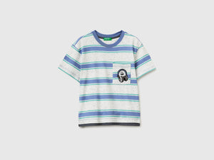 Gestreiftes T-Shirt mit Aufnäher