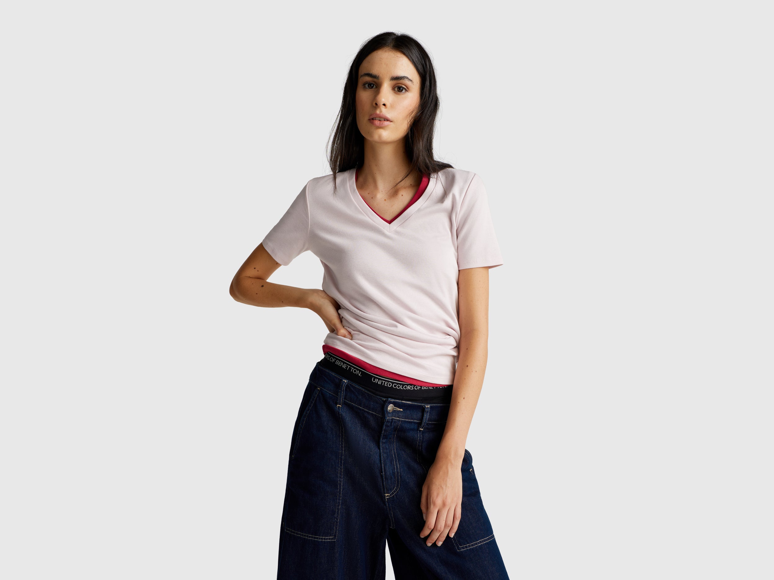 T-shirt em algodão puro com decote em V - ucb_image_F
