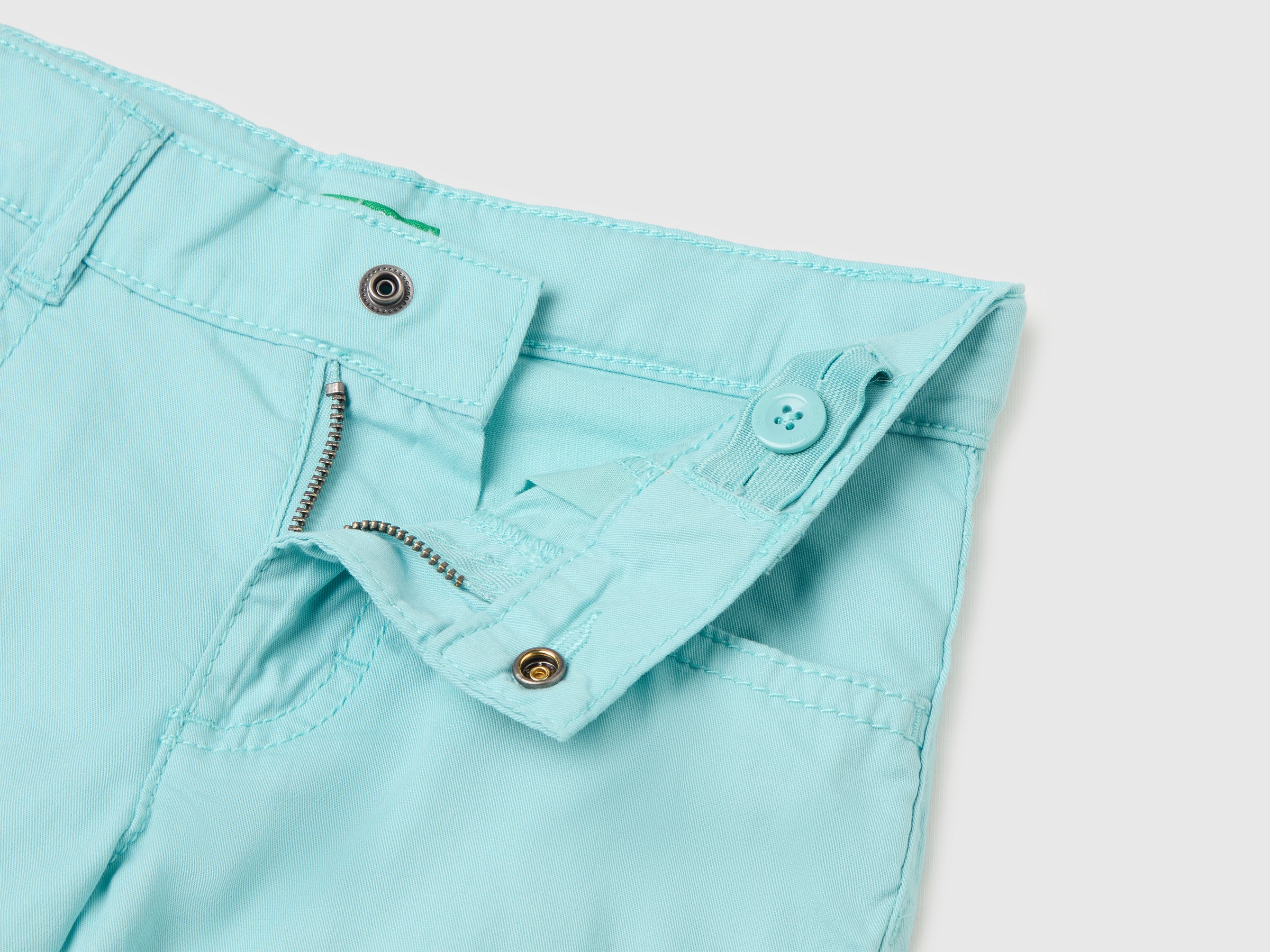 Lightweight Bermuda shorts with pockets - ucb_image_DS1