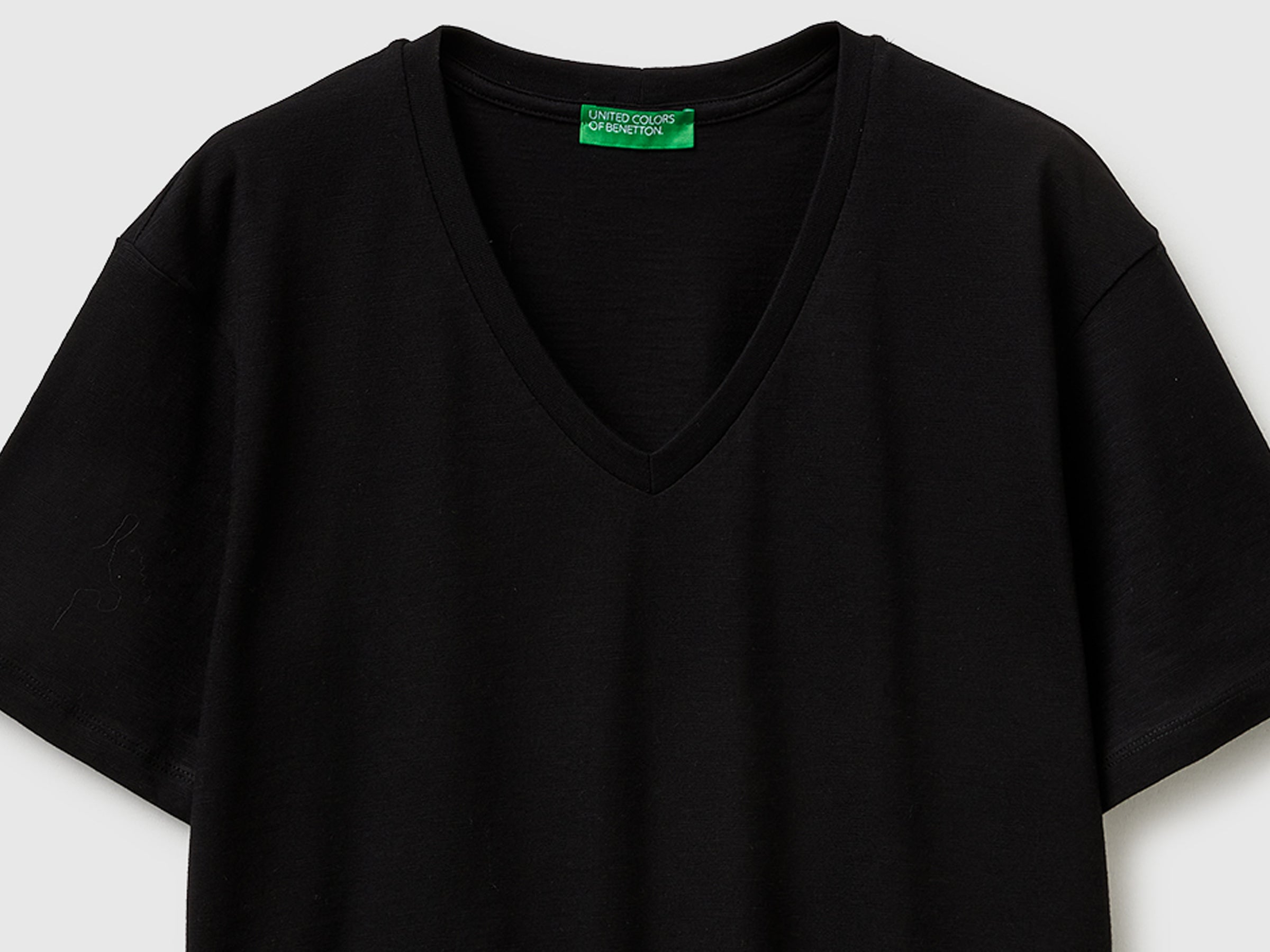 T-shirt decote em V em algodão leve - ucb_image_DS1