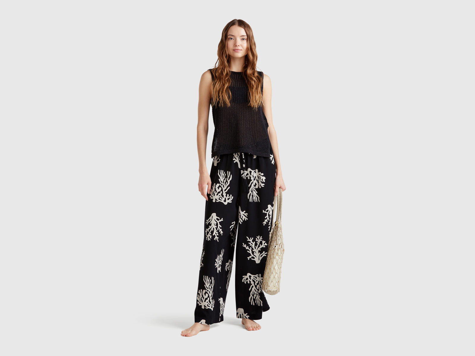 Trousers with coral print