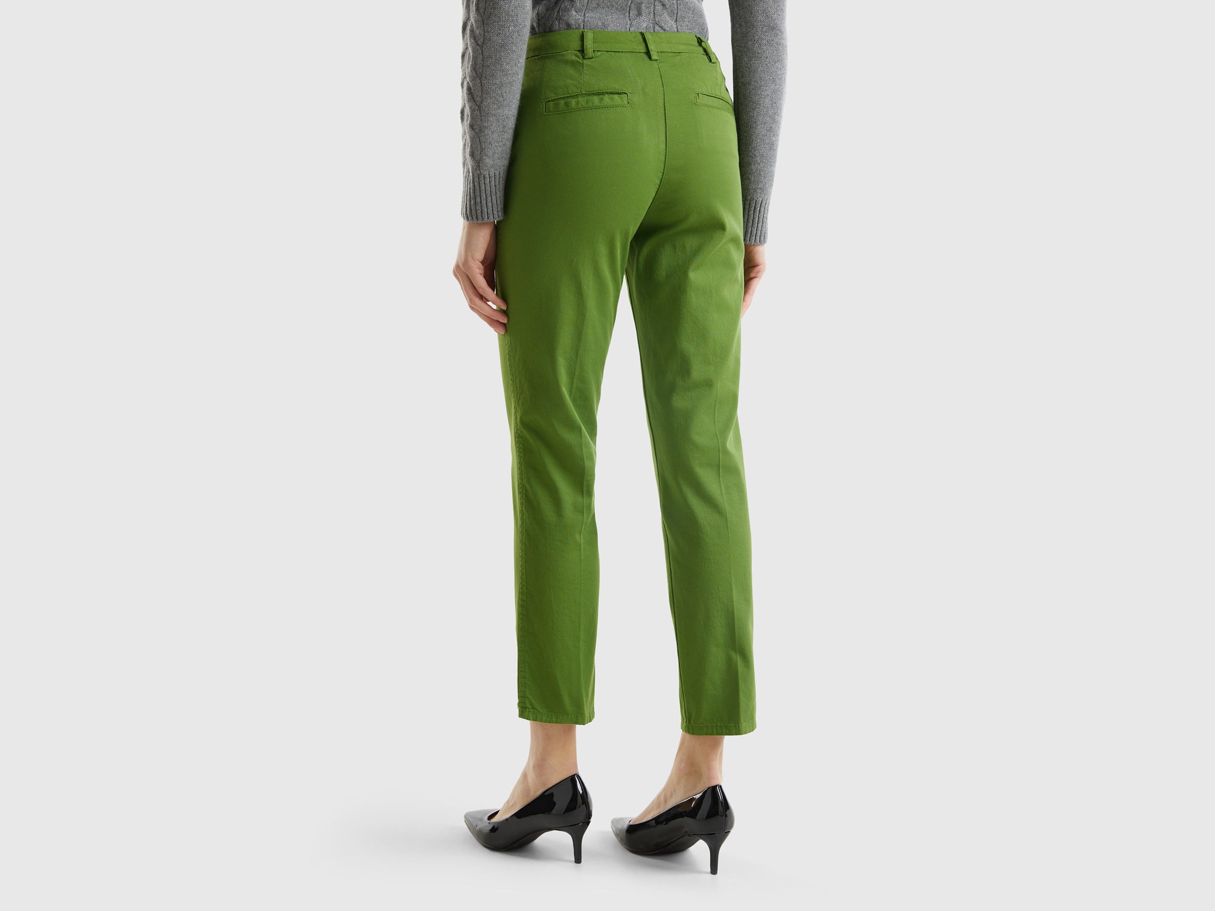 Chinos slim fit em algodão verde militar - ucb_image_B