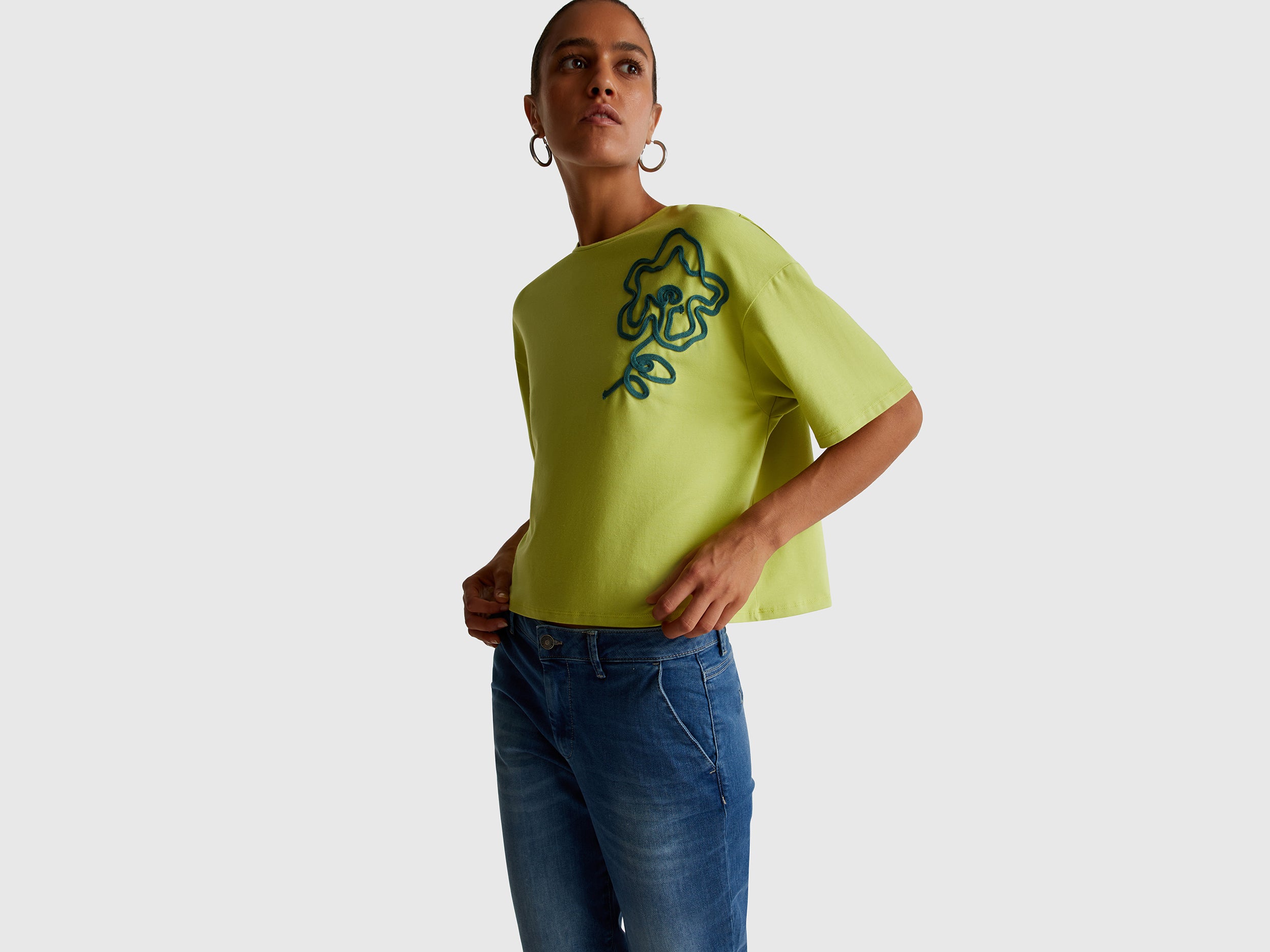T-shirt boxy fit com aplicação - ucb_image_F