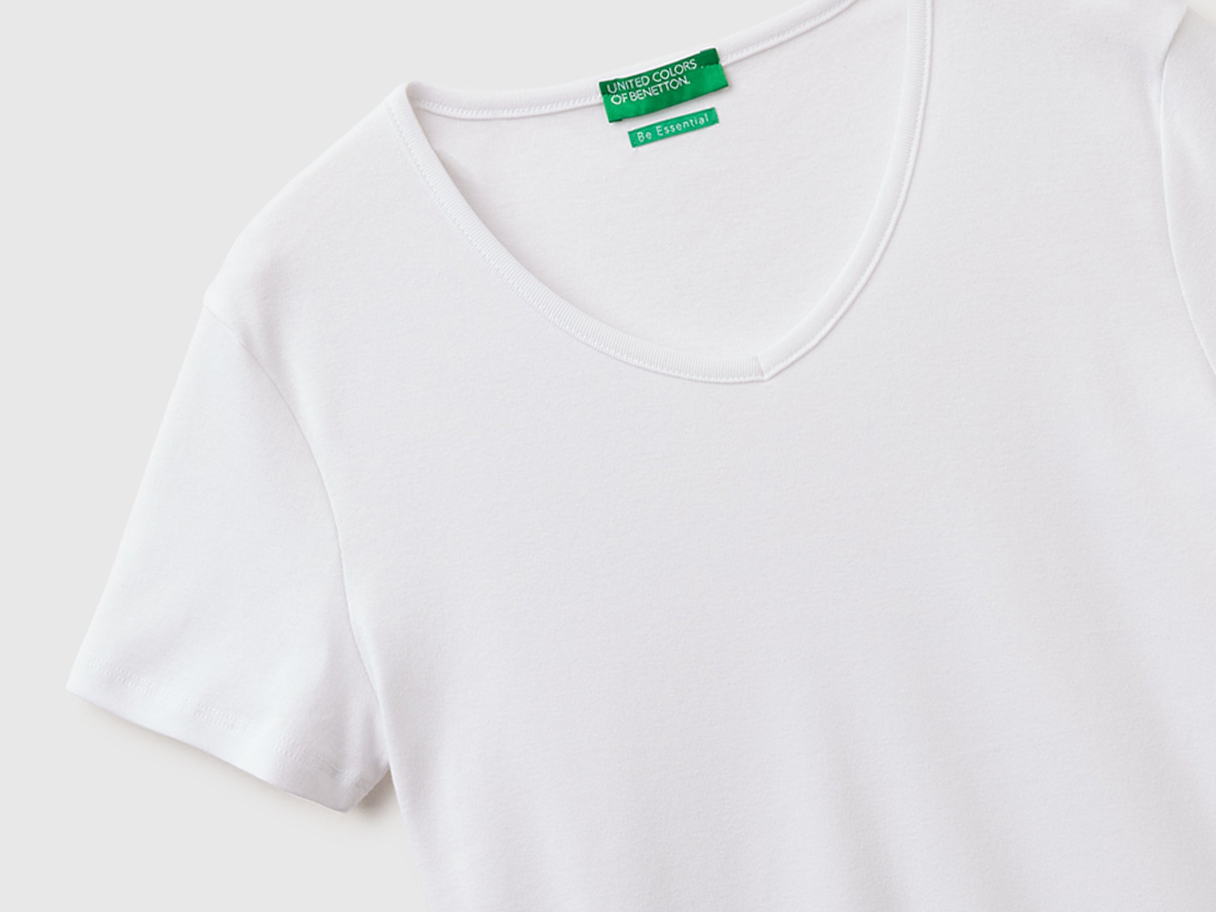 Slim fit t-shirt with V-neck - ucb_image_DS1