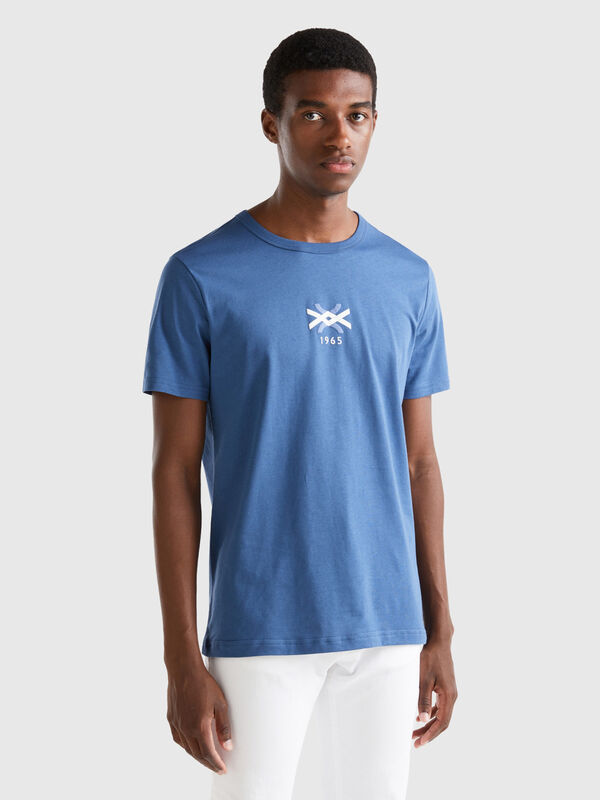 T-Shirt aus Bio-Baumwolle in Taubenblau mit Logoprint