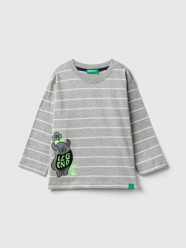 Gestreiftes T-Shirt mit Applikation Jungen