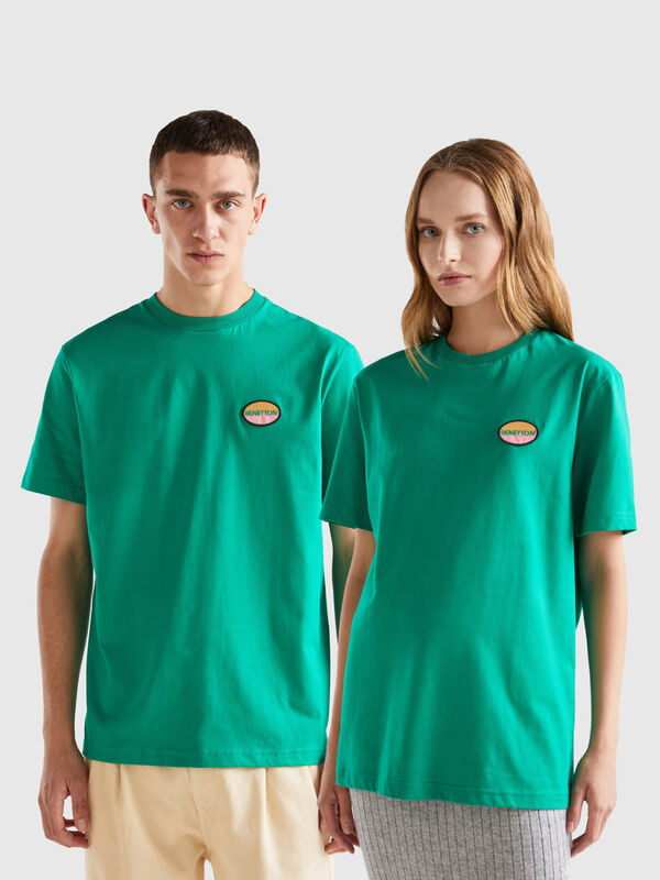 T-Shirt in Grün mit Aufnäher