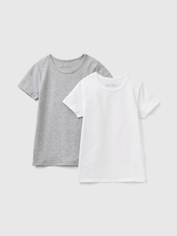 Zwei T-Shirts aus stretchiger Bio-Baumwolle