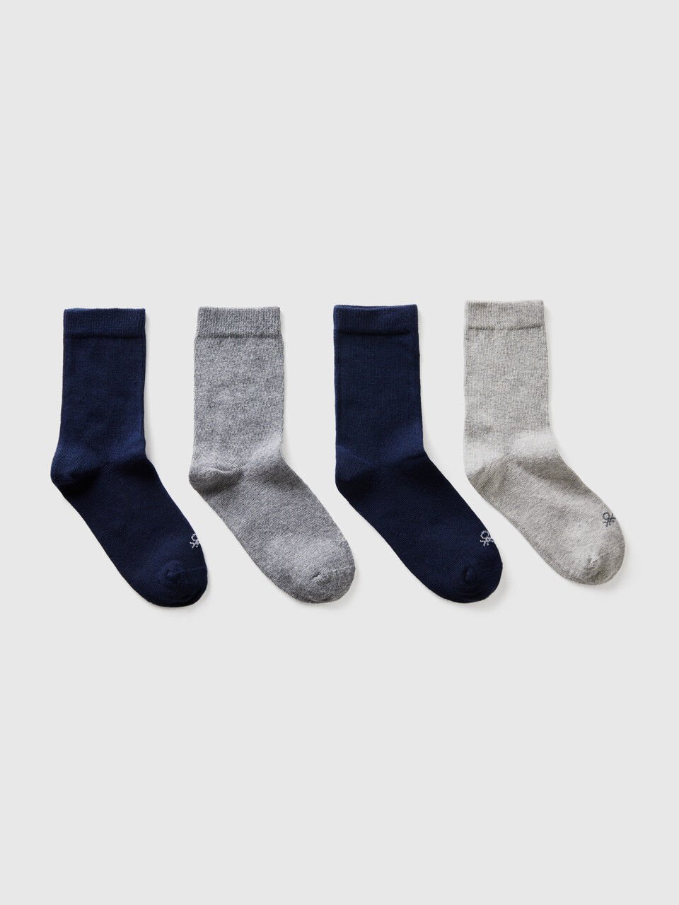 Vier Paar Socken in Grau und Blau