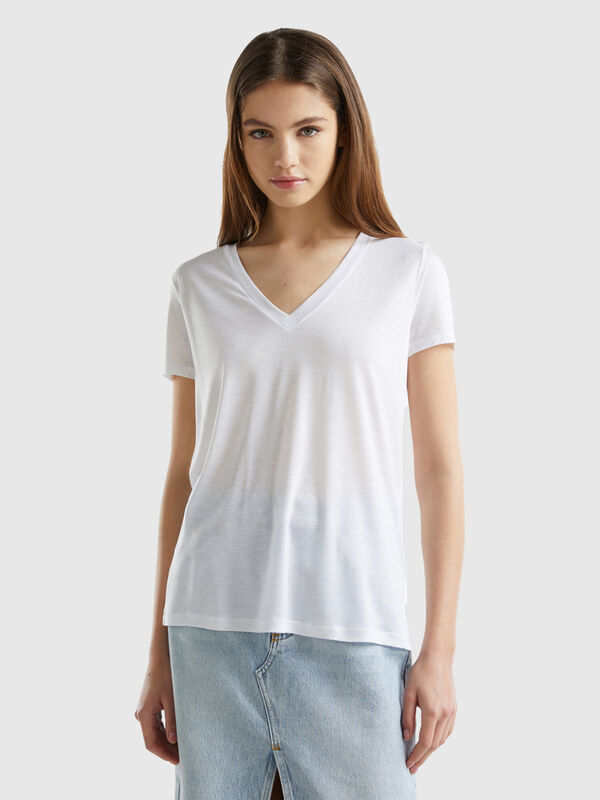 T-Shirt mit V-Ausschnitt aus nachhaltiger Viskose Damen