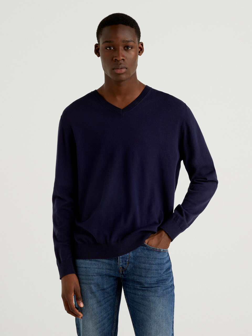 Pullover in einer leichten Baumwollmischung mit V-Ausschnitt