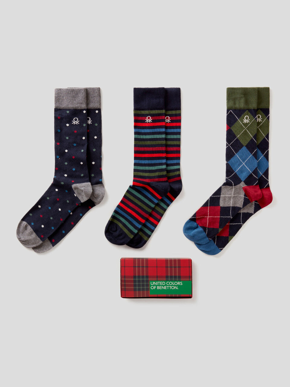 Geschenkbox mit drei Paar gemusterten Socken