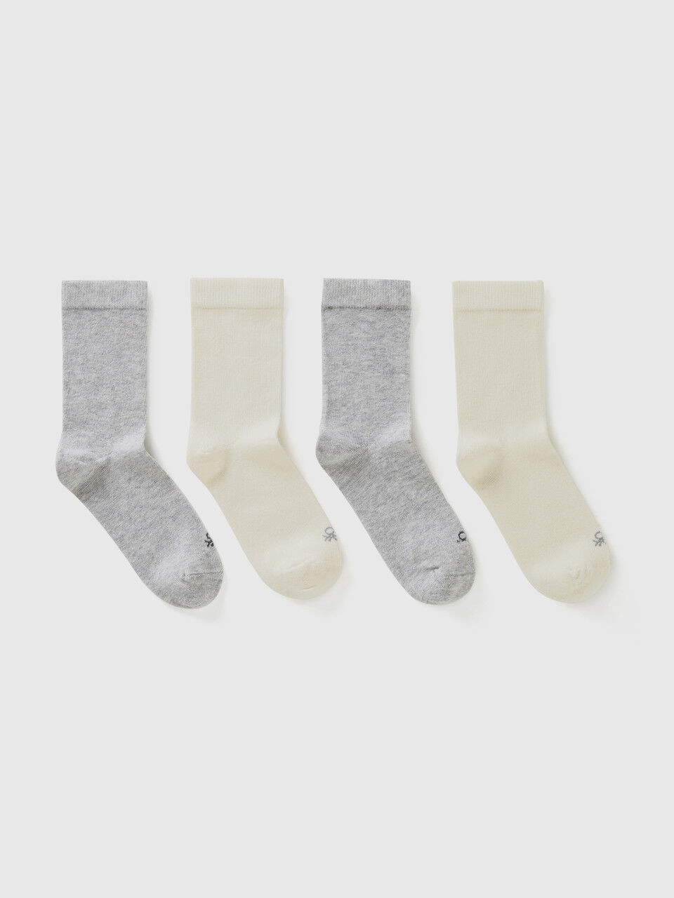 Vier Paar Socken in Weiß und Grau