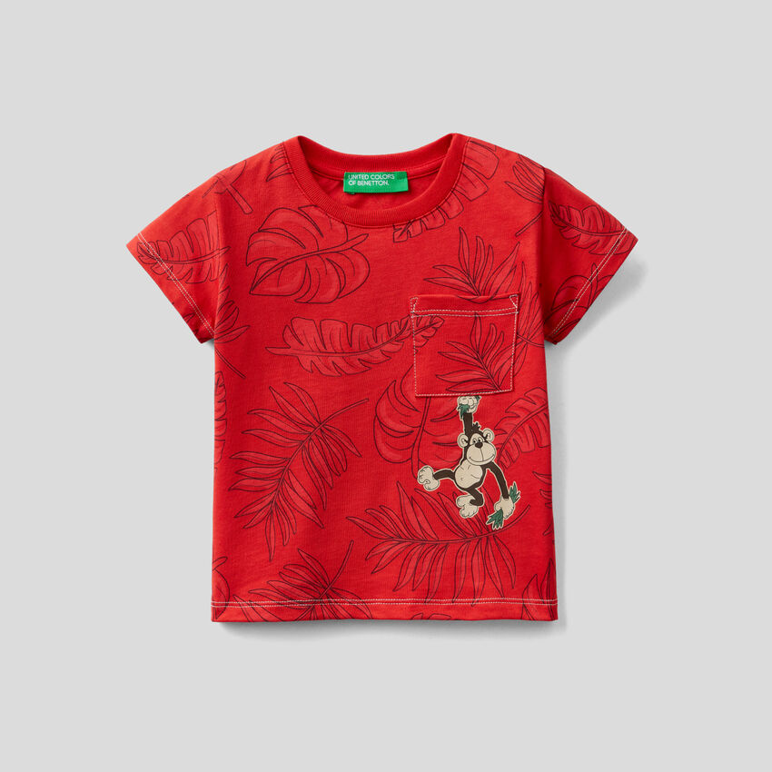 T-Shirt mit tropischem Muster und kleiner Tasche