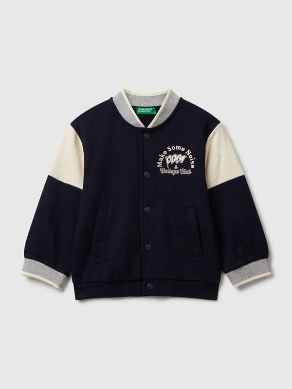 Fleece-Bomberjacke mit Print und Stickerei Jungen